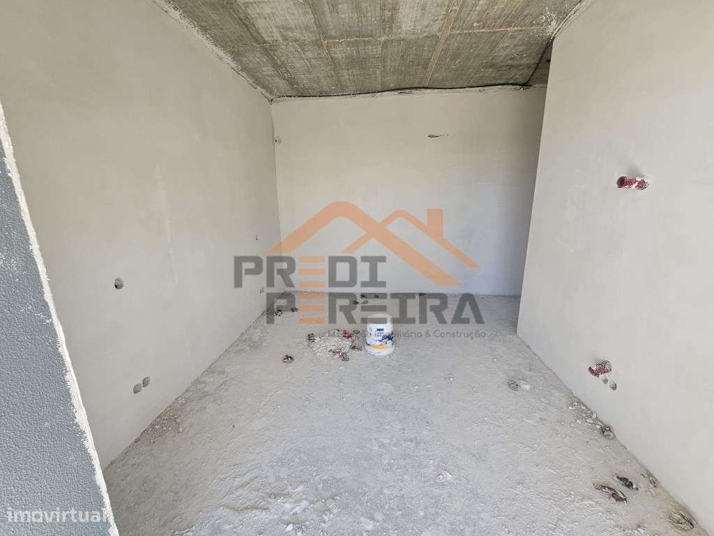 Moradia T4 em fase de construção, situada no Bairro Casal São Sebas...-11