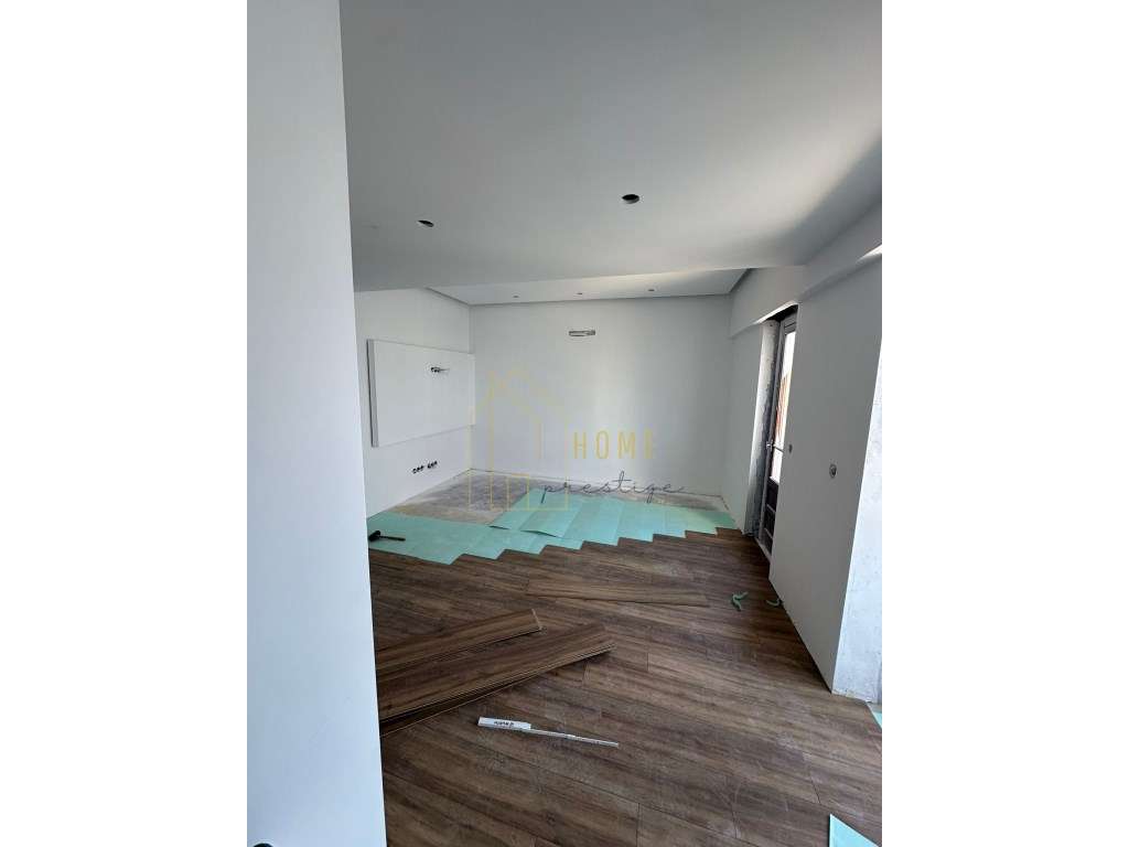 T3 Moderno e Luminoso no Laranjeiro com 4 Varandas - Grande imagem: 4/9