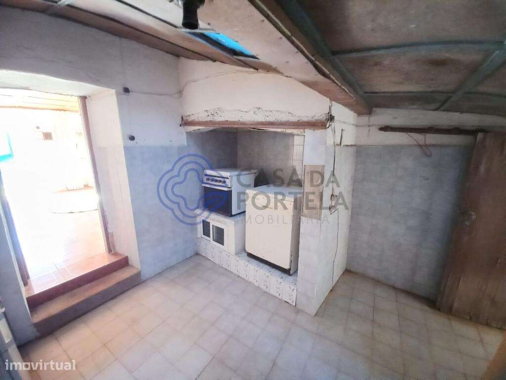 Moradia para recuperar perto da cidade de Tomar no Centro de Portugal - Grande imagem: 5/37