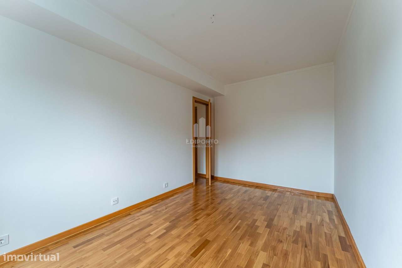 T3 Renovado | 2 Frentes | Varanda | Garagem e Arrumos – Porto junto à-12