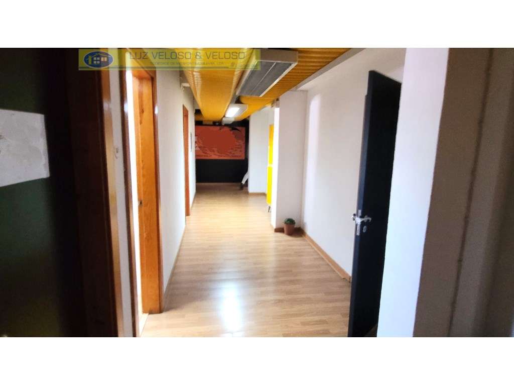 Armazém de 3 pisos, 3 entradas, 1118 m2, nas Olaias, Lisboa-14