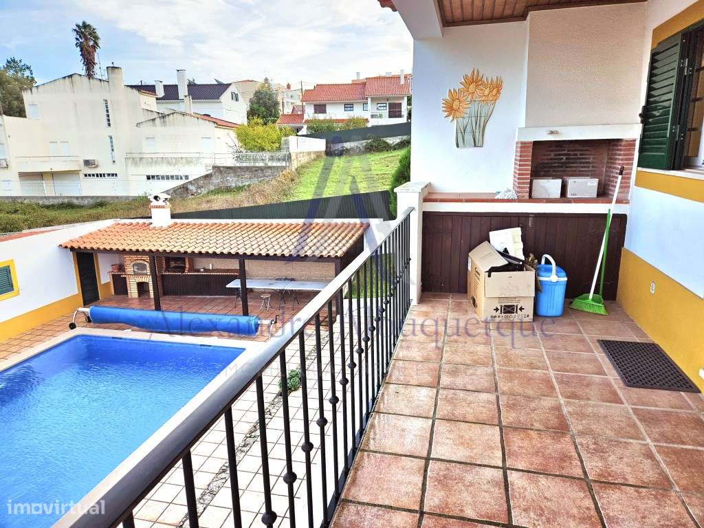 Moradia Isolada T4 de Prestígio com Piscina e Jardim-29