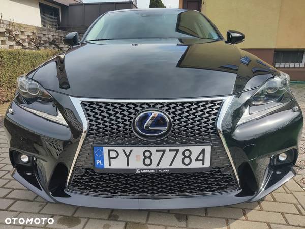 Lexus IS 300h F Impression - 10