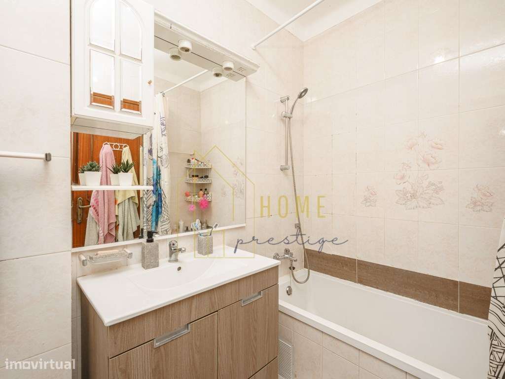 Oportunidade de Investimento | T2 Remodelado no Centro da Moita-8