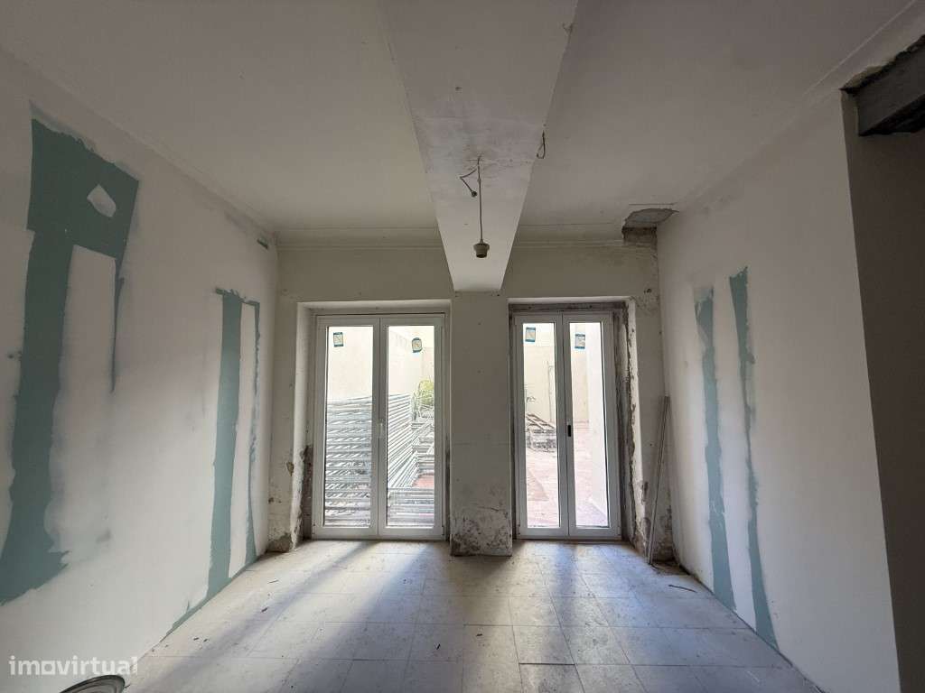 Apartamento para recuperar junto ás Amoreiras-12