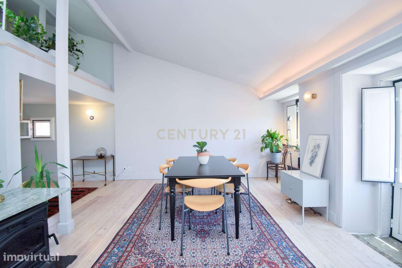 Apartamento com mezzanine e potencial de reconversão na Estrela-5