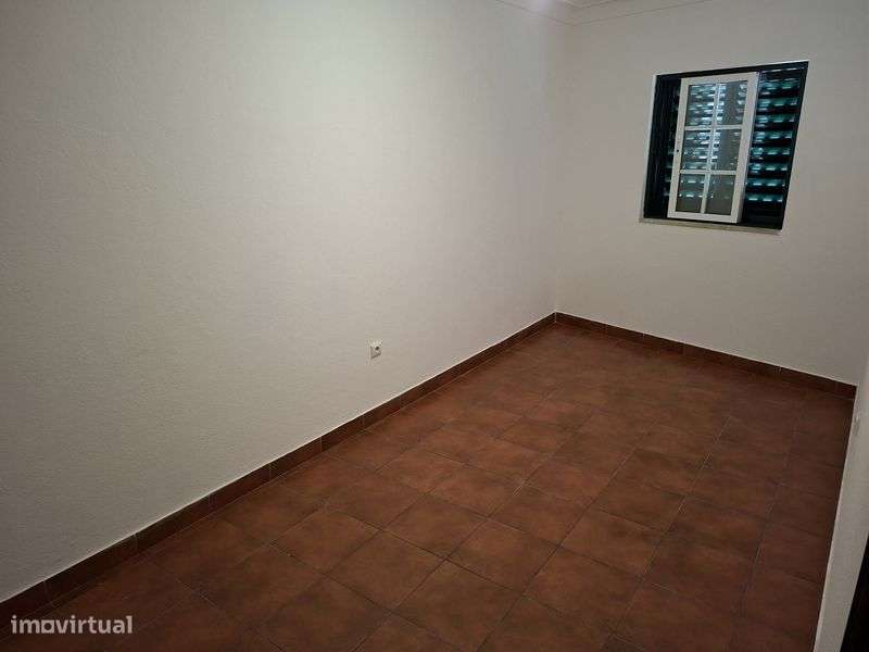 Vendo moradia r/chão e 1°andar - Grande imagem: 5/9