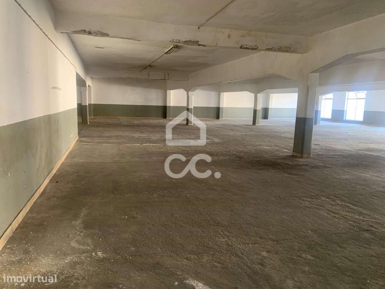 Espaço amplo, na Cruz de Pau - Grande imagem: 4/13