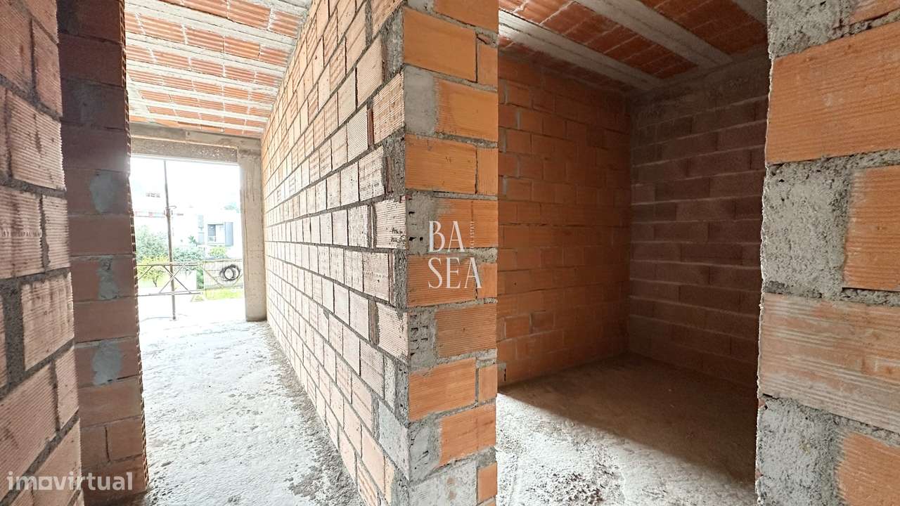 Moradia T3 em Estrutura com 3 Suítes em Lamaçães Braga-10