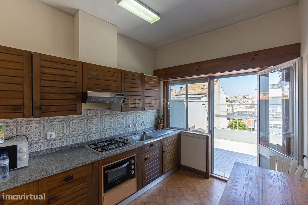 Apartamento T2+1 com Terraço na Prestigiada Rua da Alegria-4