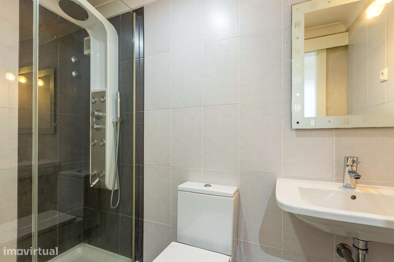 Moradia T4 Renovada | 3 Suites | Lote 900m2-13