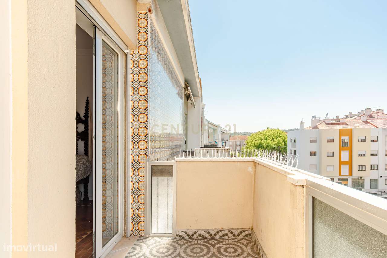 Apartamento T2 com 2 WC's e Varanda Ampla – Totalmente Renovado – Bura-9