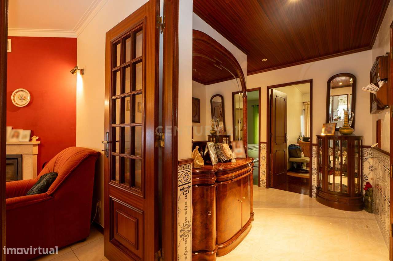 Apartamento de tipologia T2, com box e varandas, localizado em Rio de-24