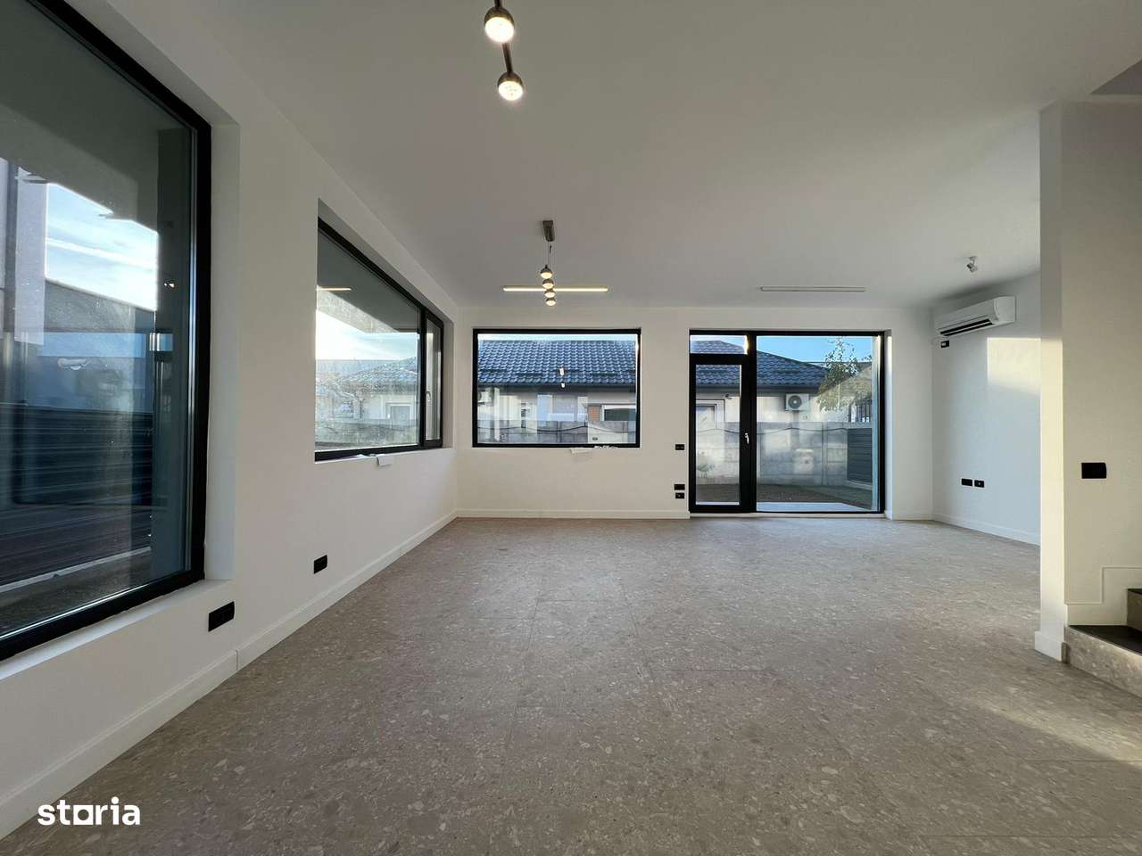 LA CHEIE! gata de mutare The Class Villas Tunari, TEREN 300 MP-1