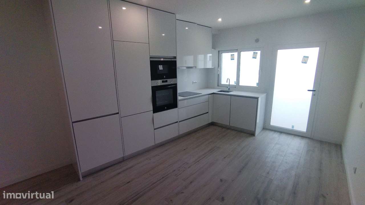 T1+1 com varanda, estacionamento e ar-condicionado! - Grande imagem: 4/16