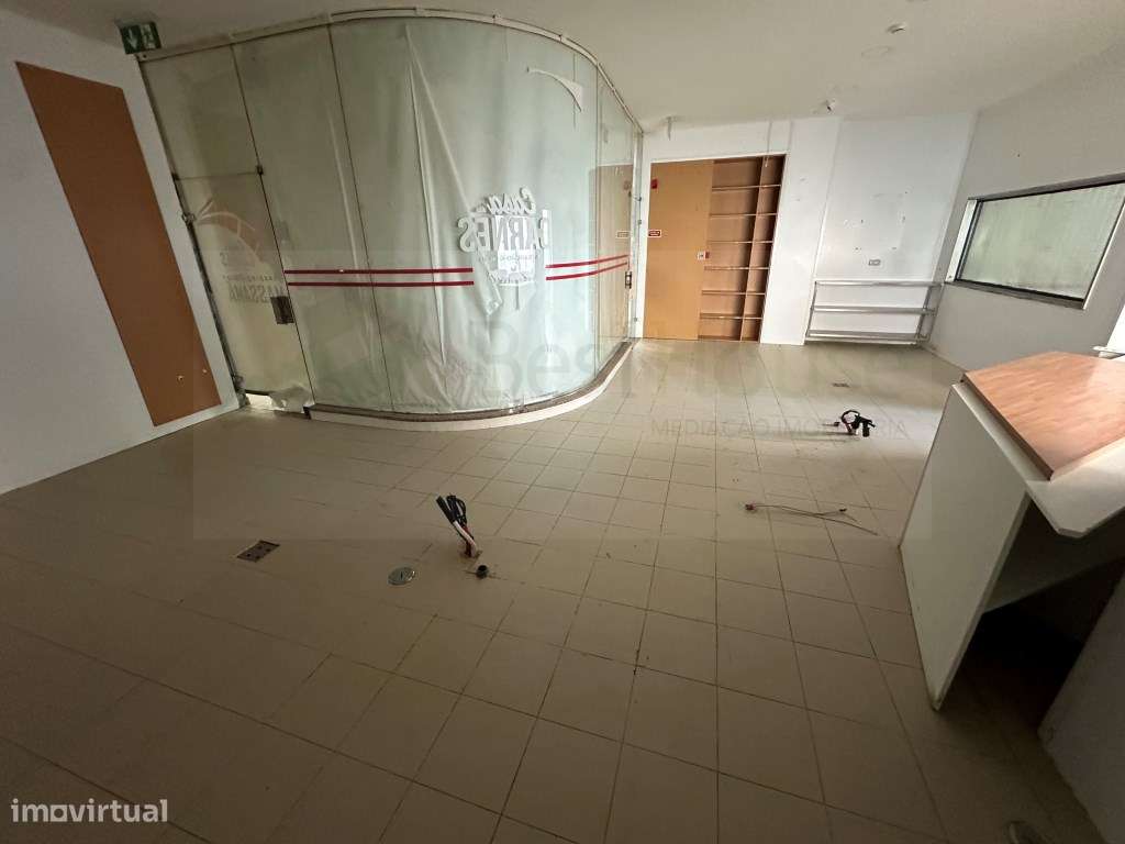 Vende-se Loja no Shopping Center de Massamá-9