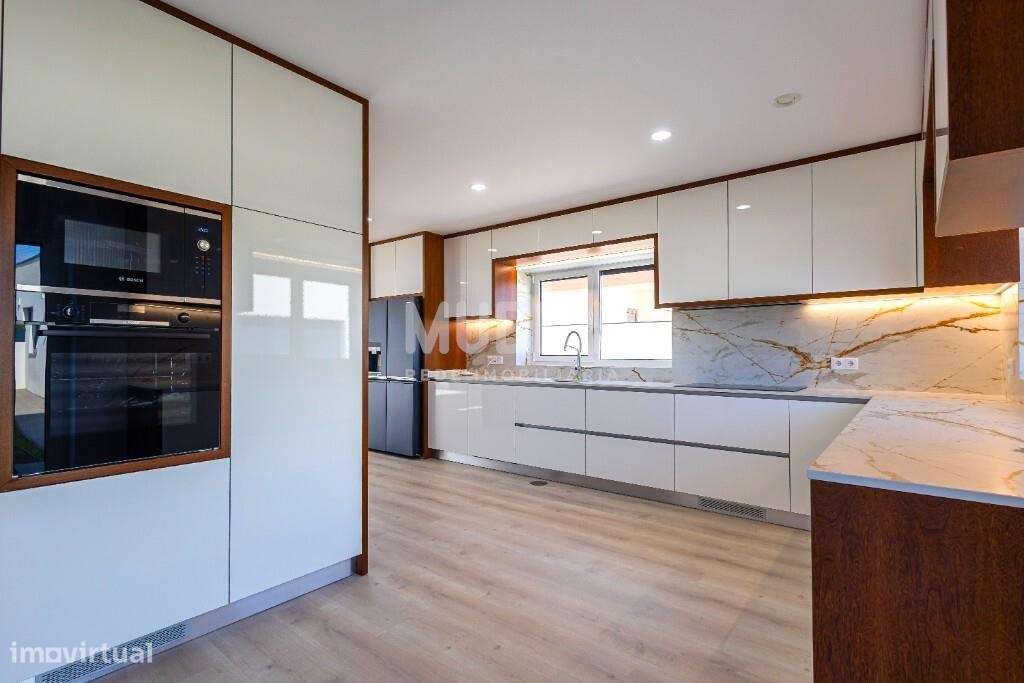 Moradia T4 com Design Contemporâneo e Acabamentos Premium-8