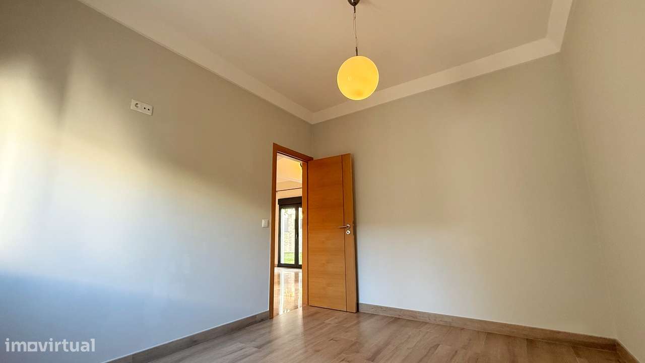 Moradia IsoladaT1+1 Totalmente Remodelada -Charneca da Caparica-23