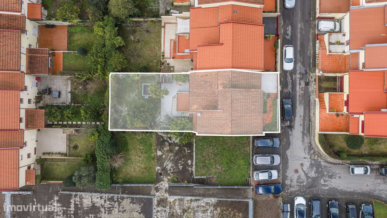 Moradia T4 de gaveto em Nogueira-34