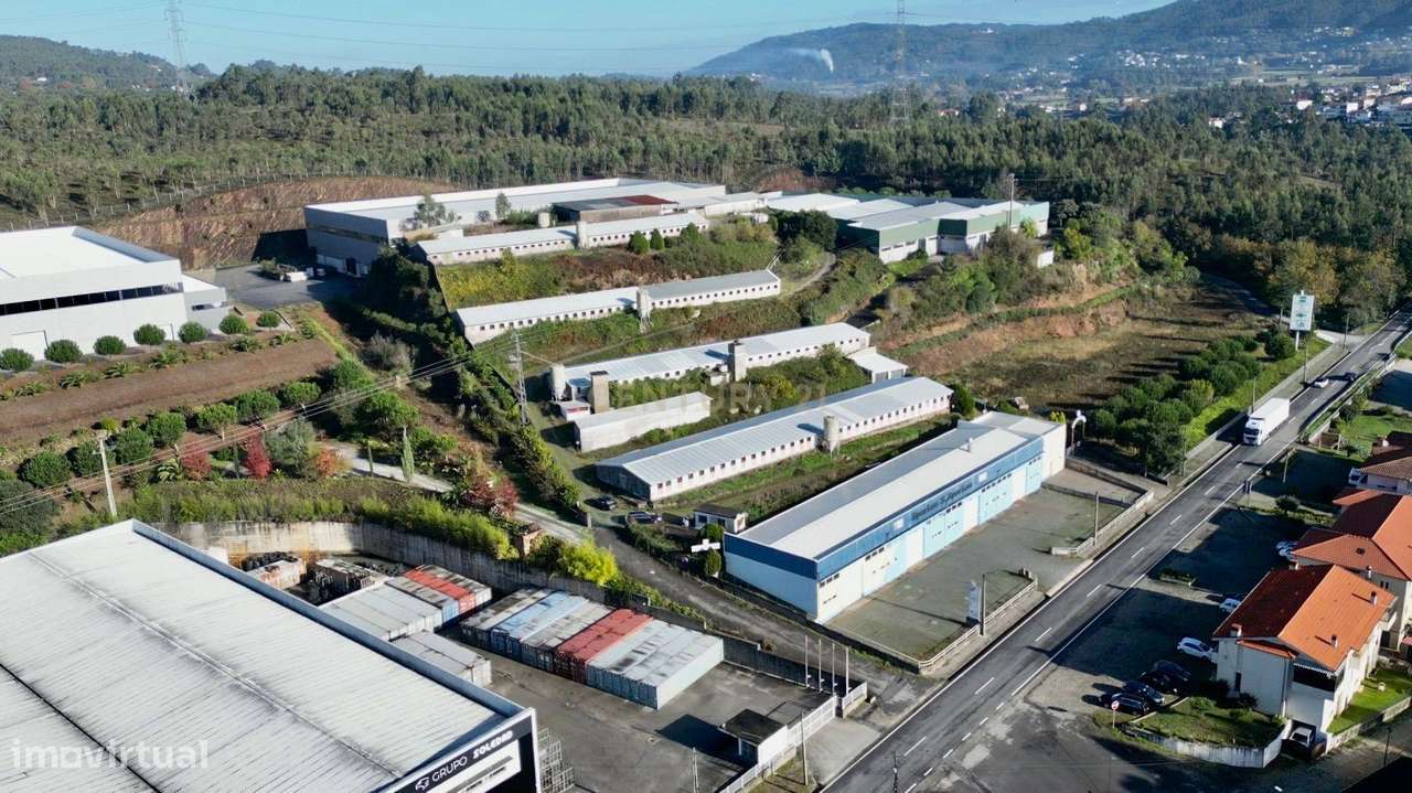 Lote 12.750 m² com 5 Armazéns | Acesso imediato à A41 | Oportunidade Ú-11