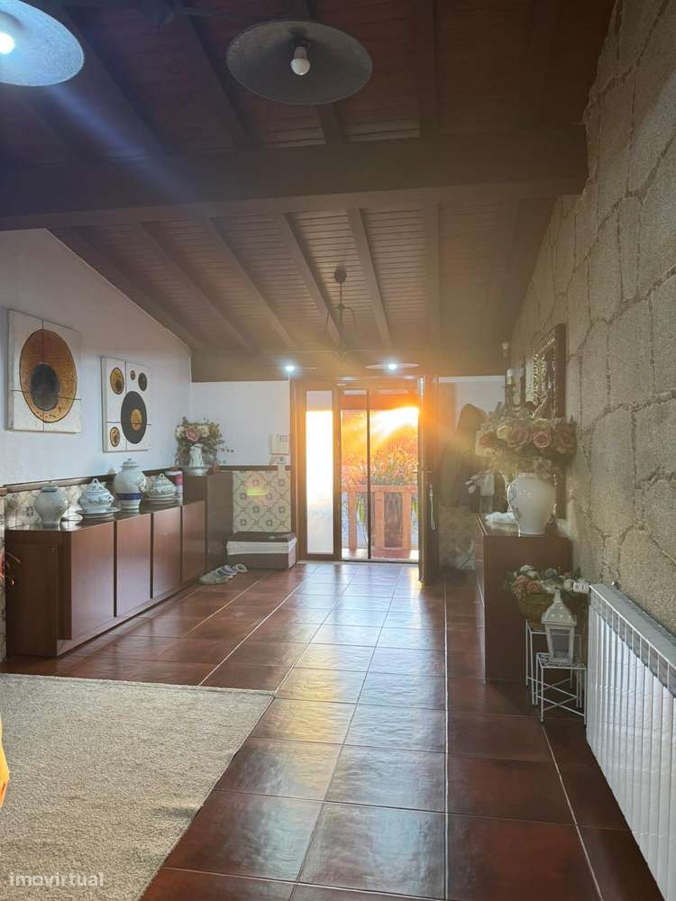Moradia térrea T4 em pedra com 386m2 e terreno com 6.000m2, anexos.-24