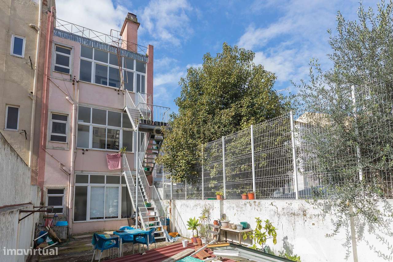 Prédio em propriedade Total | 3 Apartamentos T2+1 e Loja | Lisboa | A-24