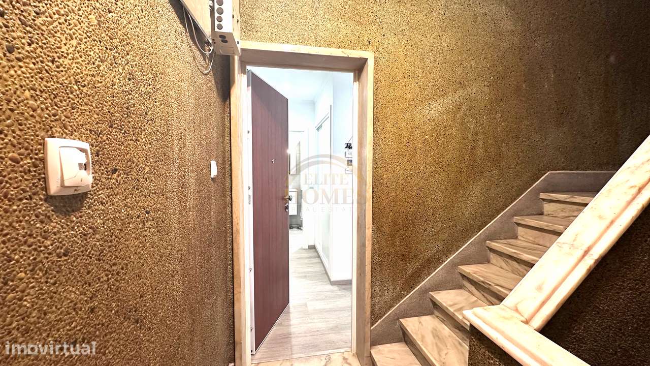 T2 Remodelado com Vista Desafogada, em Linda-a-Velha.-17