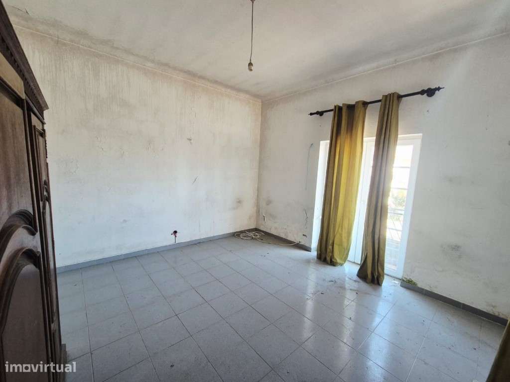 Edifício no centro de Milfontes-21