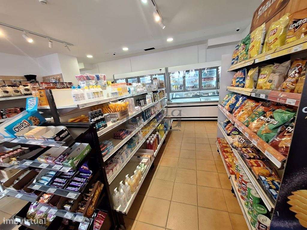 Loja Destinada a Comercio e Serviços no coração da Praia da Rocha - Grande imagem: 5/20