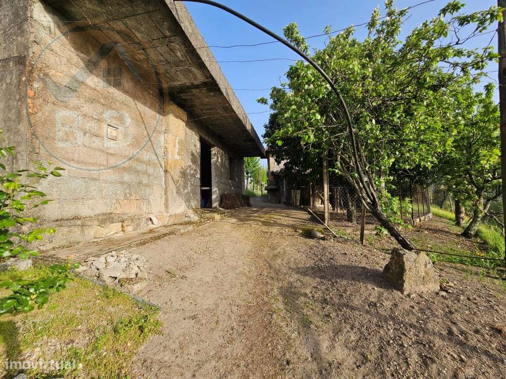 Moradia T4, em pedra, com terreno de 2.366 m² e Espigueiro datado d...-40