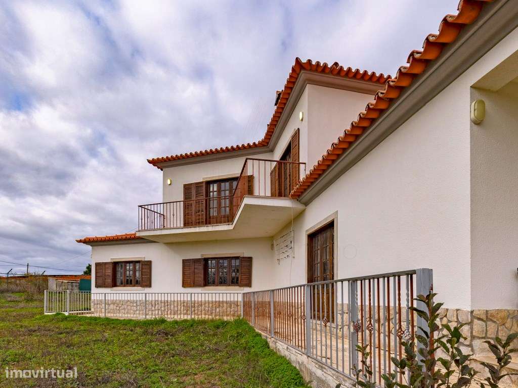 Moradia T3 Isolada com 1000 m² de terreno em Castelo, Sesimbra-4