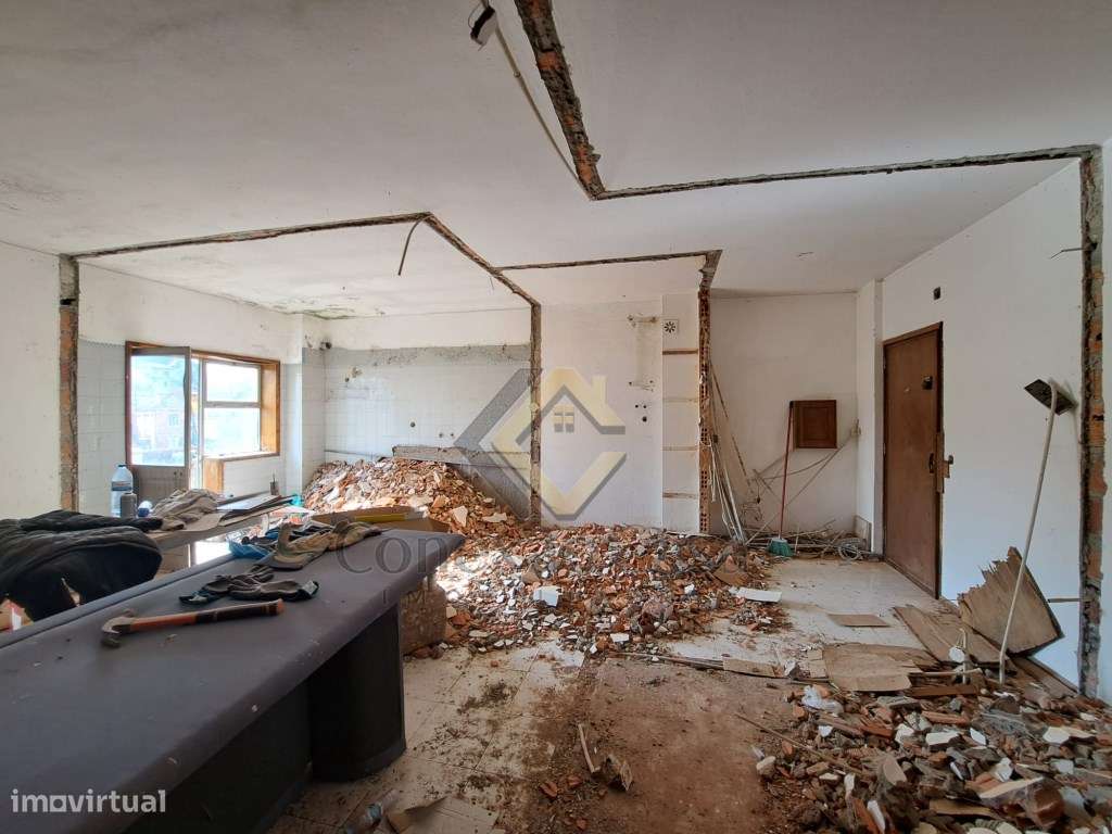 Apartamento T3 para remodelar em Oliveira do Douro - Grande imagem: 3/11