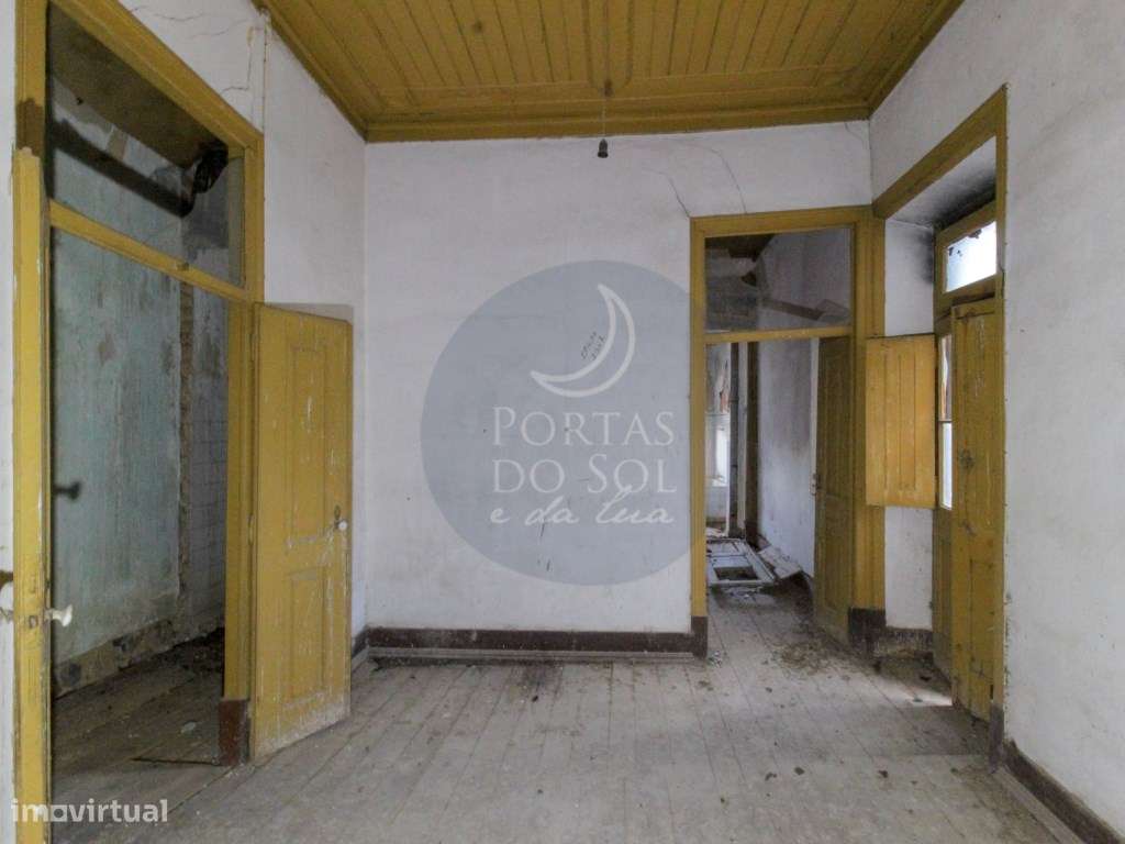 Imóvel c arquitetura histórica na rua principal do Cartaxo. - Grande imagem: 4/19