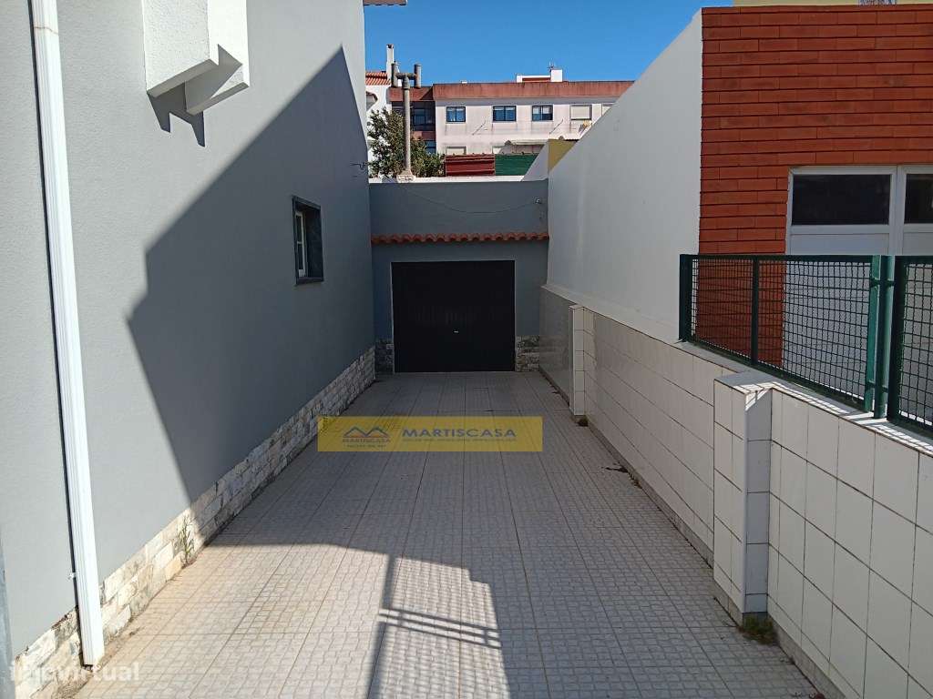 Moradia T4 totalmente remodelada, garagem, sotão e espaço exterior,...-53