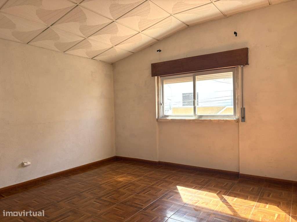 MORADIA PARA RECONSTRUÇÃO - GRANDE POTENCIAL DE VALORIZAÇÃO

Rua ...-33