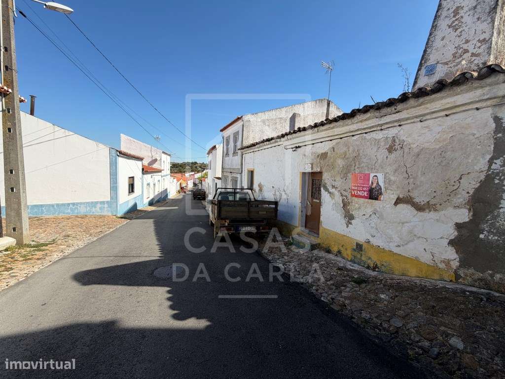 Moradia T1+1 com quintal para remodelação em Vila Ruiva-2