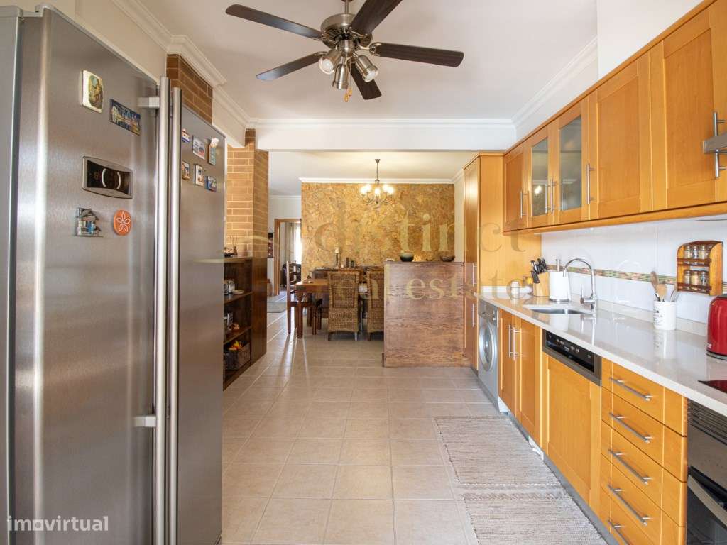 FANTÁSTICA/MORADIA EM BANDA/COM 4 QUARTOS/JARDIM & PISCINA/A APENAS...-7