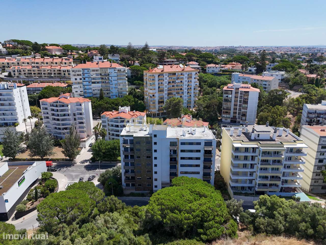 Elegante Apartamento T3 no Estoril com Box Fechada para 3 carros a pou-38