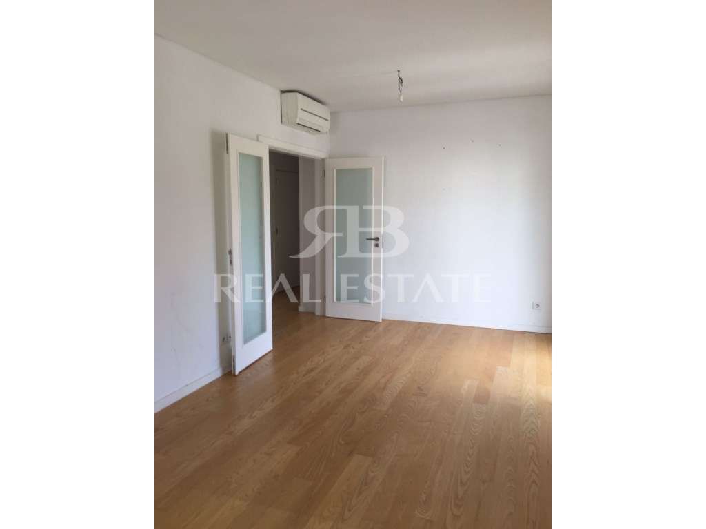 T2 com VARANDA + 1 GARAGEM BOX- AREEIRO - Centro de Lisboa - Grande imagem: 2/16