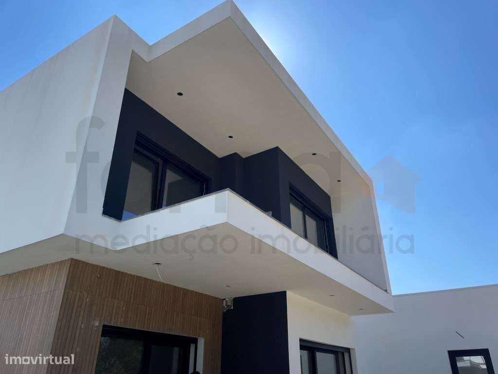 Moradia T3 com jardim e piscina em zona residencial tranquila-41
