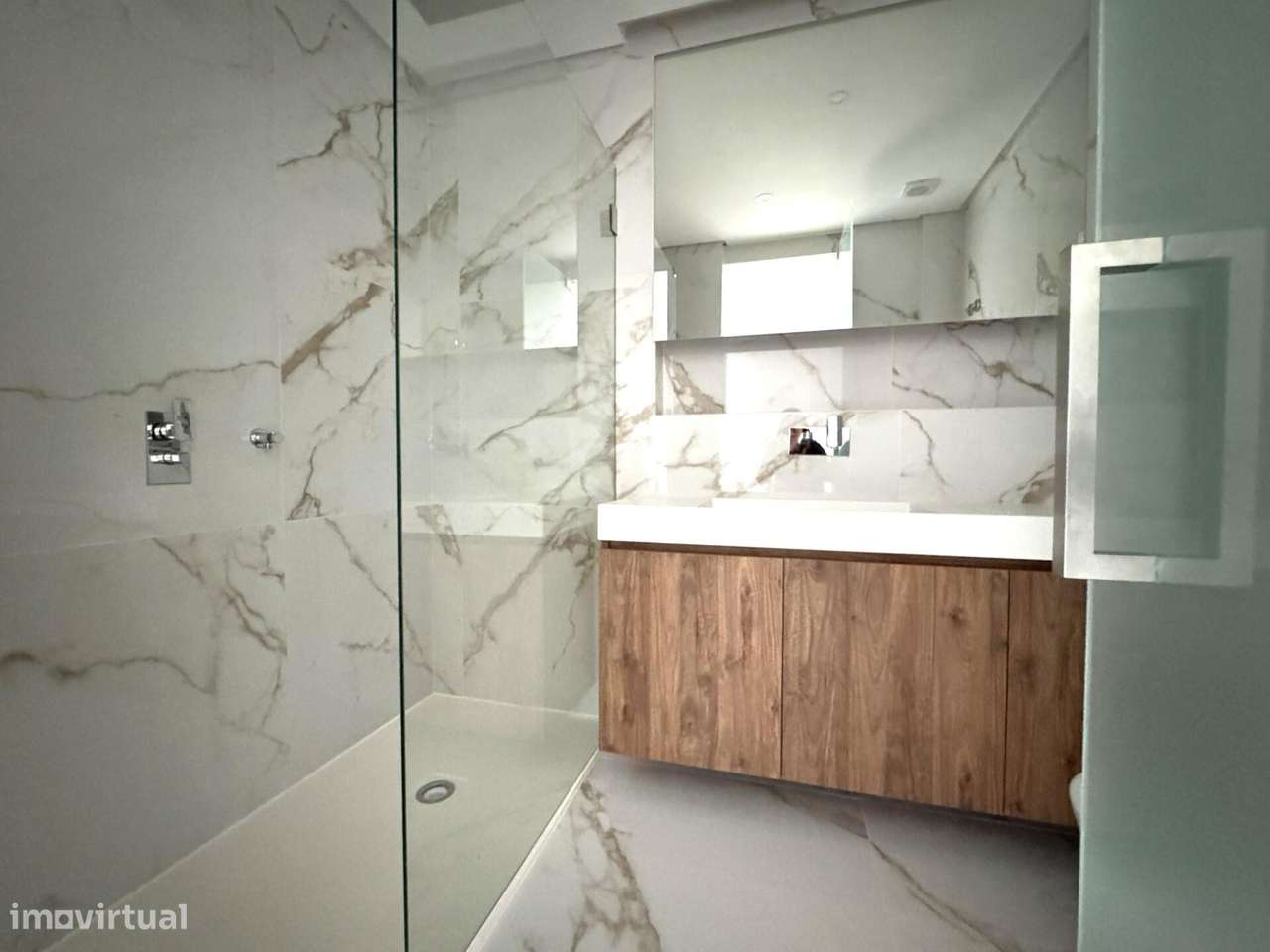 Apartamento T3 novo com Mezzanine e estacionamento no centro de Carcav-17