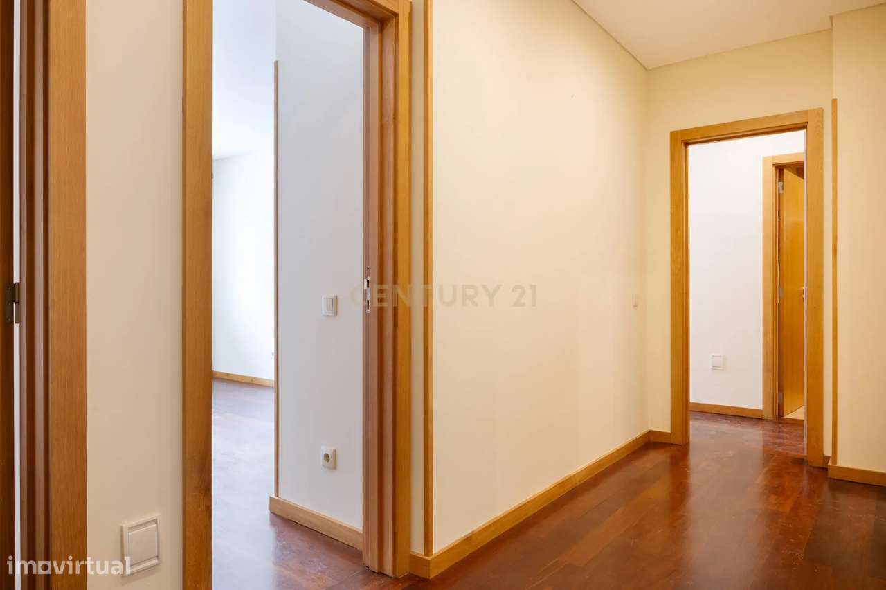 Apartamento T3 com varanda e estacionamento - Rua Duque de Terceira-21