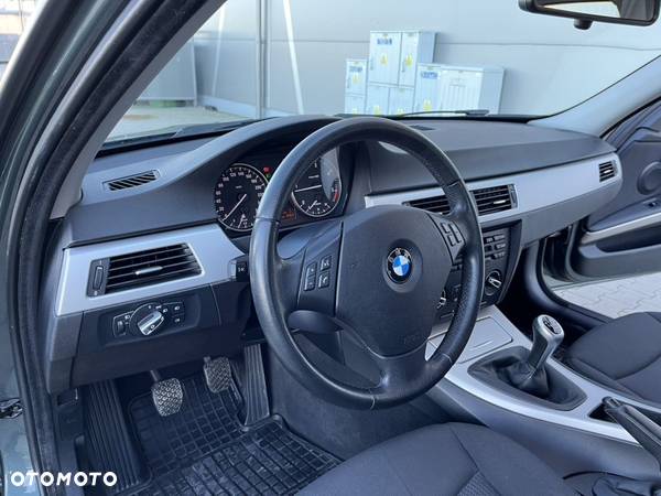 BMW Seria 3 318d - 23