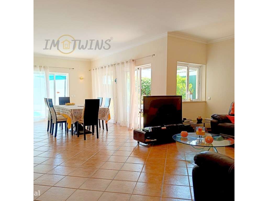 Moradia com piscina e jardim em Carvoeiro-22