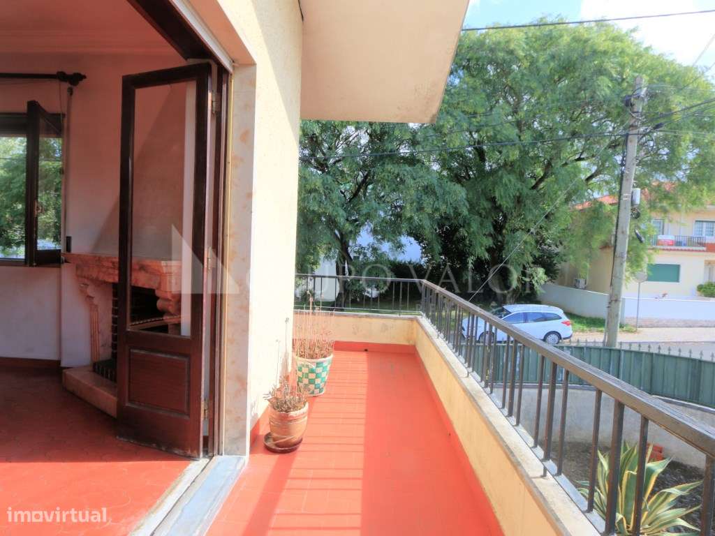 Moradia Isolada T4+2 com Garagem em Mem Martins-6