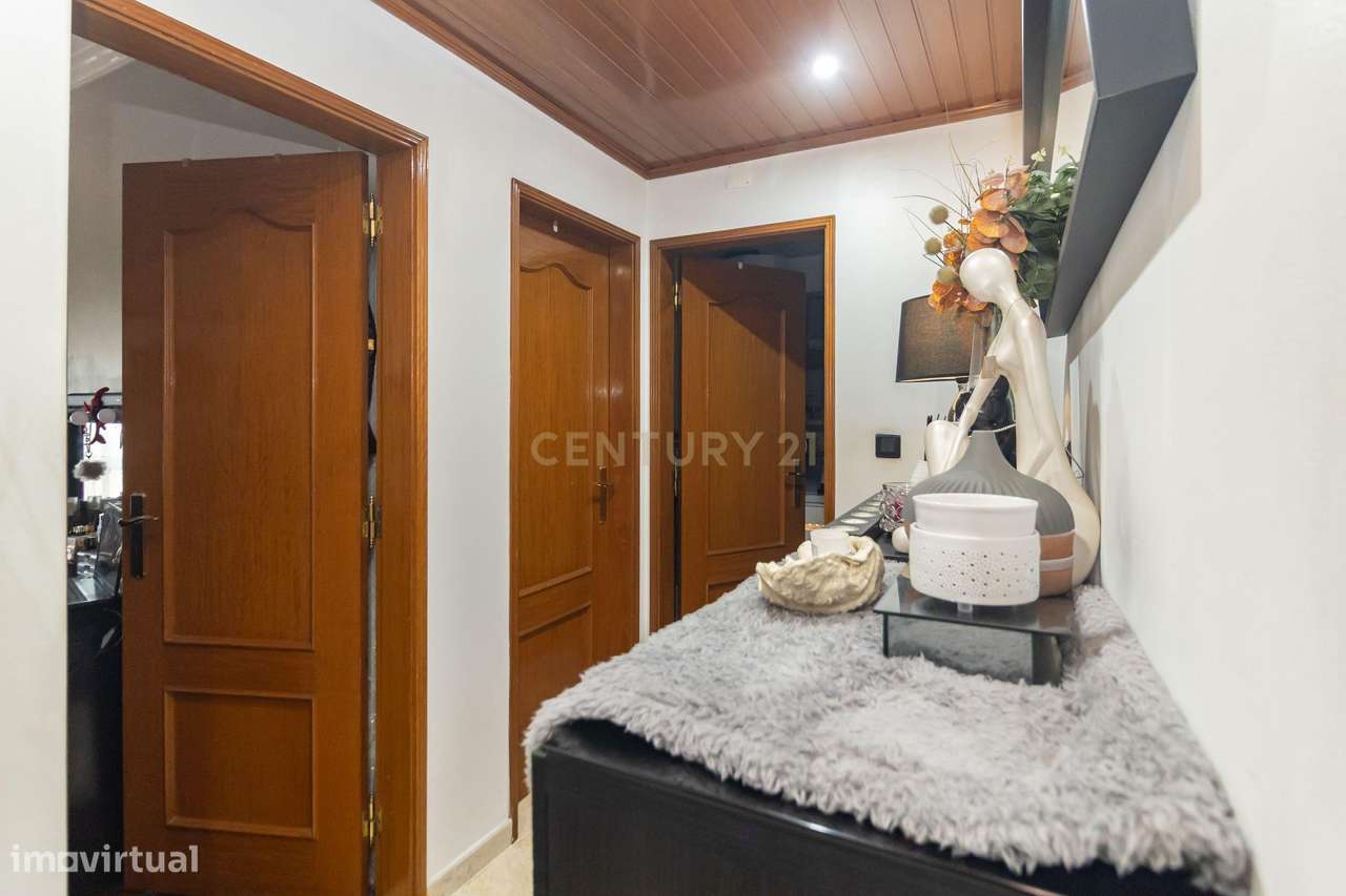 Magnifico T2, no Laranjeiro, perto do Alfeite, construção de 2002, pré-24