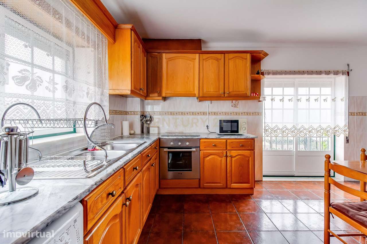 Prédio com 2 apartamentos+garagem+terreno-18