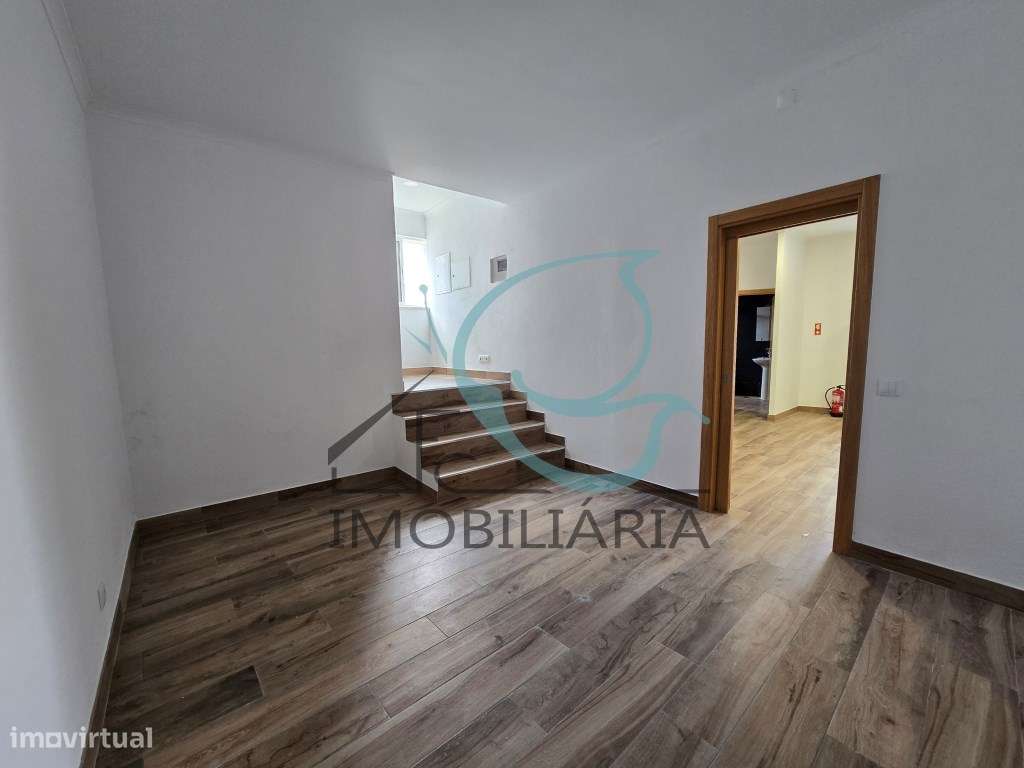 EXCLUSIVO - Excelente moradia de 2 pisos, com licença AL-28