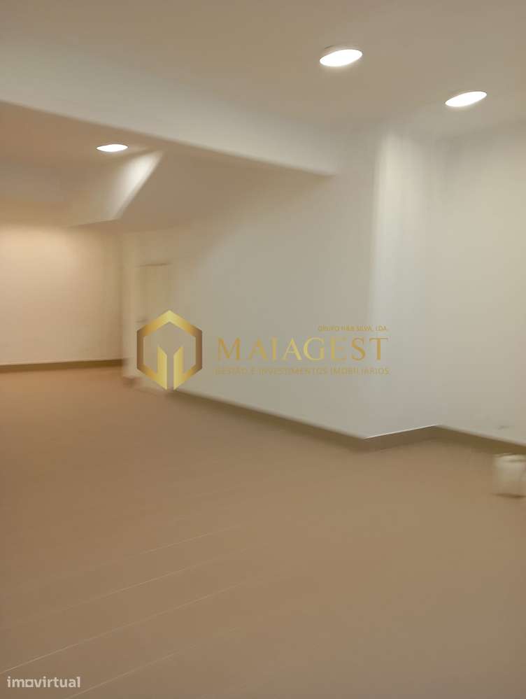 Loja totalmente renovada junto da estação de Metro de Faria Guimarães - Grande imagem: 4/20