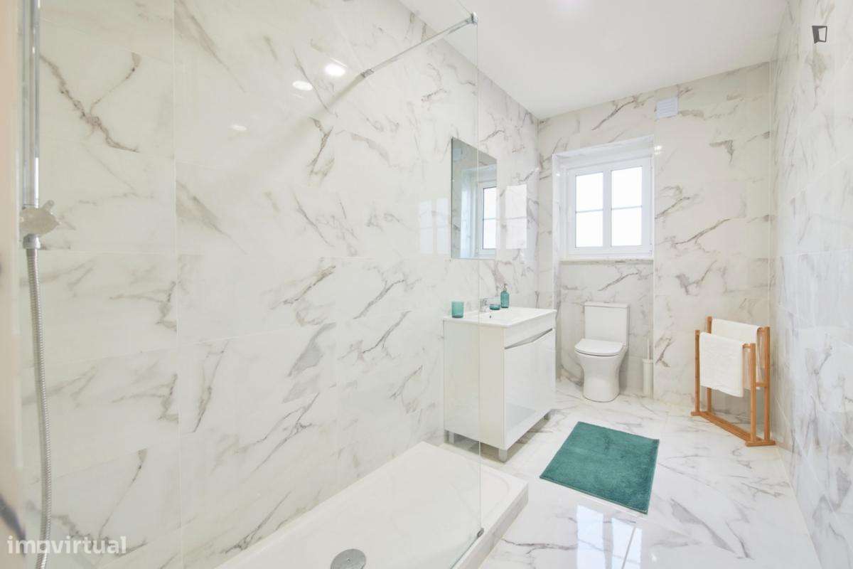 Quarto - localizado em Roma-Areeiro Lisbon - Grande imagem: 4/10